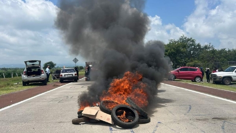 Los manifestantes quemaron llantas para intensificar su protesta.