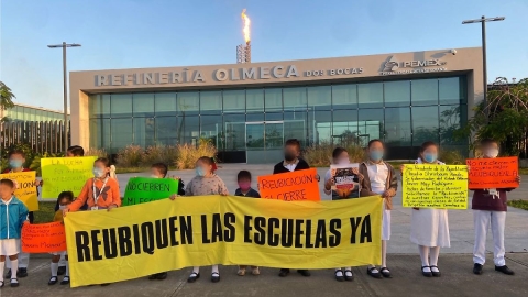 Padres y alumnos piden reubicaci&oacute;n de escuelas cercanas a refiner&iacute;a Dos Bocas