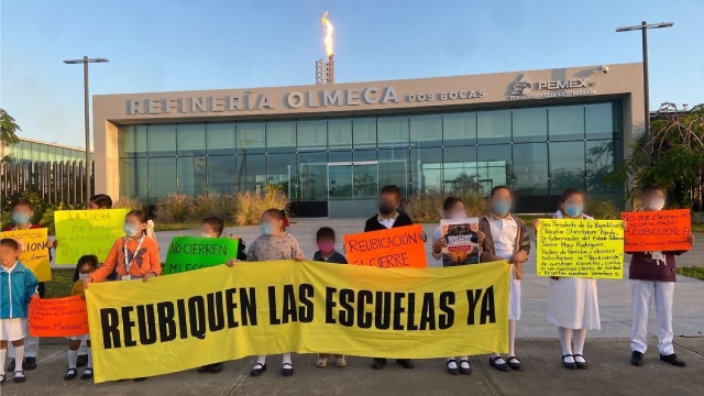 Padres y alumnos piden reubicaci&oacute;n de escuelas cercanas a refiner&iacute;a Dos Bocas