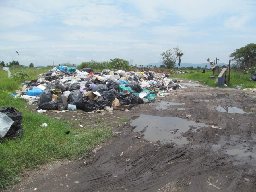 Actualmente la basura se acumula al aire libre.