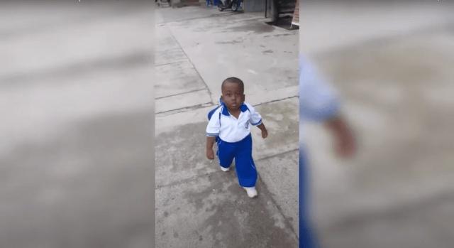 Niño afirma que camina “como un hombre”.