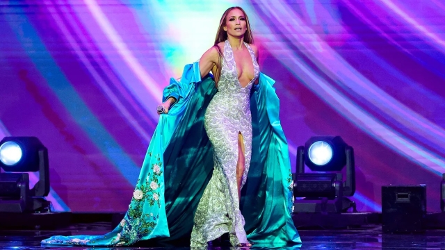Jennifer López deslumbra en el inicio de los AMA 2025 entre besos, baile y fallas técnicas