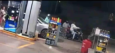 Una cámara de videovigilancia captó el momento del atraco, donde los delincuentes obligan a la conductora y a sus hijos menores de edad a bajar de su vehículo.