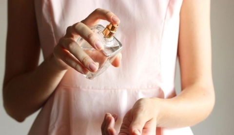 La forma correcta de aplicar perfume para que dure todo el día