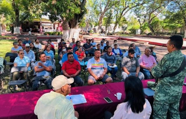 Mayordomos, ayudantes municipales e integrantes de los comités de festejos de las comunidades recibieron la plática.