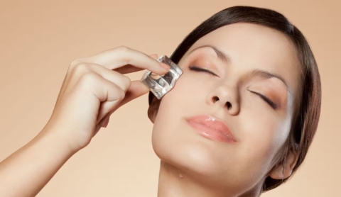 ¿El hielo realmente elimina las arrugas del rostro? Esto es lo que debes saber