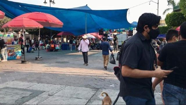 El líder de ambulantes fue festejado en el zócalo con motivo de su cumpleaños.