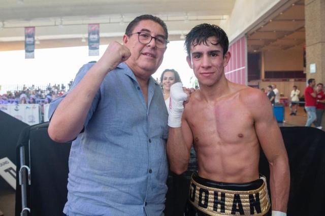 Víctor Mercado felicitó al boxeador morelense Johan González, ganador en la categoría de peso súper mosca