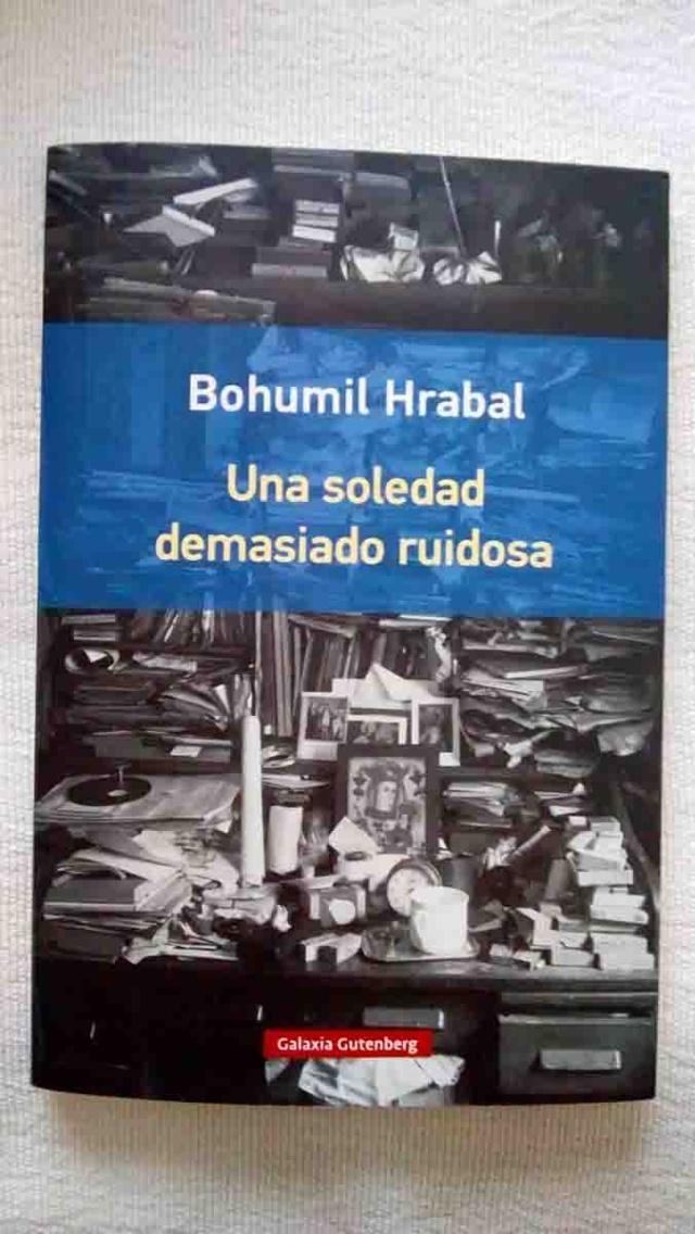 Una soledad demasiado ruidosa ha sido reeditada varias veces por Galaxia Gutenberg, luego de que la obra del checo estuvo descatalogada varios años. 