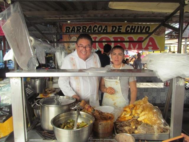 Acompañado por el alcalde, el coordinador de asesores, Víctor Mercado, recorrió el viernes el mercado provisional en el estacionamiento del estadio de fútbol, recogió demandas y aseguró que pronto estará lista la remodelación del mercado Lázaro Cárdenas. 