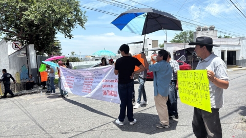 Bloquean calle; piden a empresa de transporte de pasajeros reparar daños a vivienda, tras choque de unidad