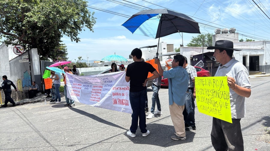Bloquean calle; piden a empresa de transporte de pasajeros reparar daños a vivienda, tras choque de unidad