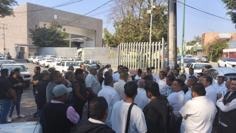Taxistas de diversas agrupaciones se manifestaron en el Congreso, mientras representantes de la coalici&oacute;n "Conectando Perspectivas" se deslindaron en una conferencia de prensa de la protesta de los primeros en demanda de la destituci&oacute;n del titular de la Coordinaci&oacute;n de Movilidad.  
