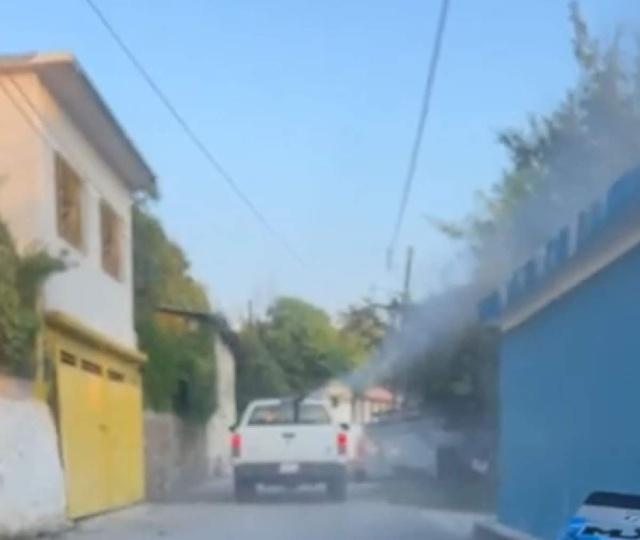 Las autoridades exhortaron a la ciudadanía a abrir puertas y ventanas cuando pase la unidad nebulizadora.