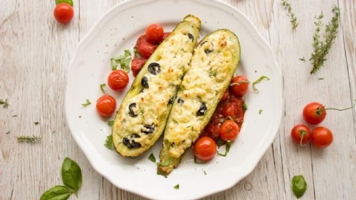 Calabacitas rellenas de queso, una deliciosa opción para la cena