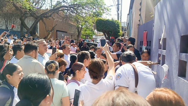 Piden alumnos de Facultad de Enfermer&iacute;a de la UAEM a integrantes de Resistencia Estudiantil liberar unidad acad&eacute;mica