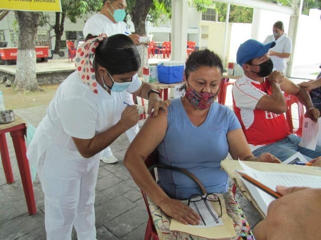 A partir de este lunes se podrá aplicar la vacuna de refuerzo para personas de 60 años y más y para quienes a la fecha no han recibido ninguna vacuna, así como para niños de cinco a 11 años de edad. 