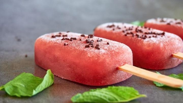 ¿Calor? Disfruta de una refrescantes paletas de sandía con pepino