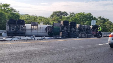 El operador y su auxiliar perdieron la vida en el sitio de la volcadura.