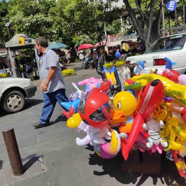 Su cliente frecuente es un vendedor de globos