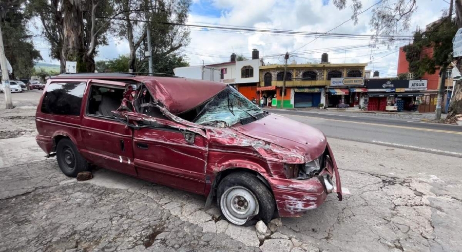 La camioneta resultó con severos daños.