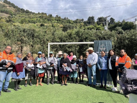 Familias del municipio recibieron el apoyo ante la llegada de la temporada invernal.