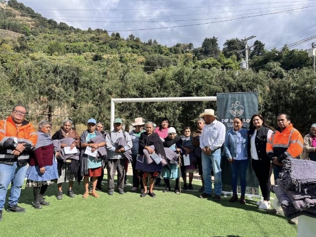 Familias del municipio recibieron el apoyo ante la llegada de la temporada invernal.