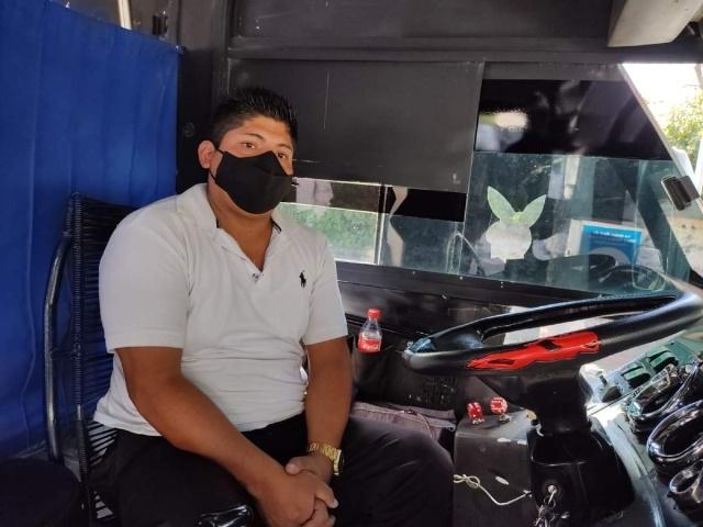 El conductor dice que a veces los pasajeros que no llevan cubrebocas lo insultan cuando les pide usar esa protección. 