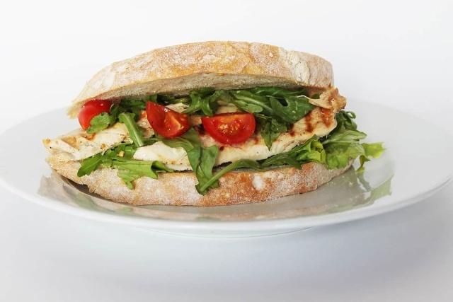¿Cansado de lunchs monótonos? ¡Prueba el sándwich de pollo!