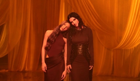 Youtube: Laura Pausini, Yami Safdie - ESO Y M&Aacute;S