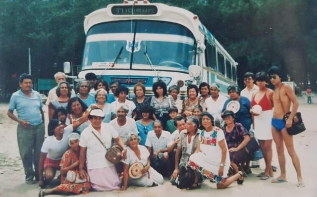 Doña Chuy, mi abuela, es la mujer sentada al frente vestida de color blanco con un sombrero sobre el pecho.