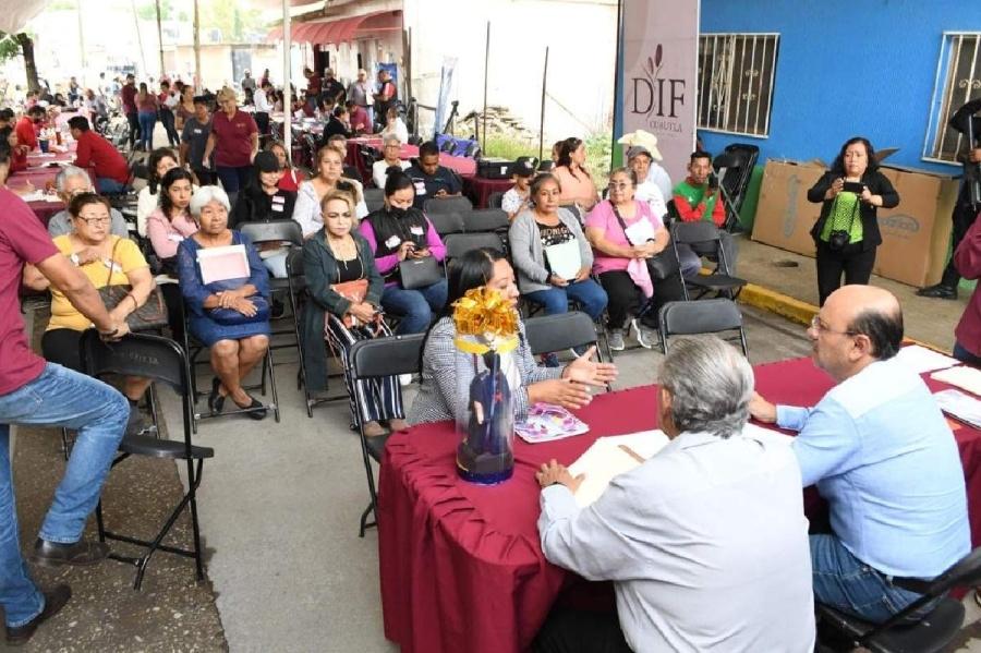 El alcalde escuchó las necesidades planteadas por los vecinos.