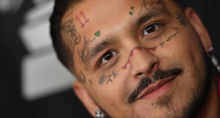 Renace: Christian Nodal Borrará sus Tatuajes Faciales