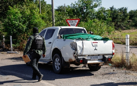 Localizan 5 cuerpos dentro de camioneta en Navolato, Sinaloa