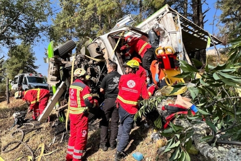 Rescatan a dos personas con vida tras volcadura de torton sobre carretera federal Cuernavaca&ndash;M&eacute;xico