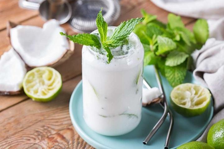 Disfruta del fin de semana con un delicioso mojito de coco