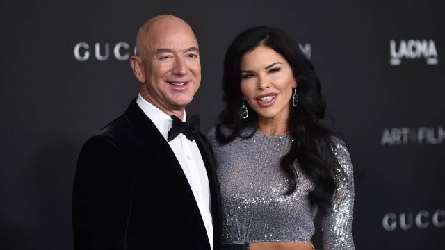 Novia de Jeff Bezos coquetea a Leonardo DiCaprio.