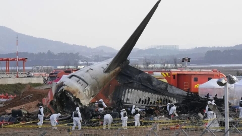 Cajas negras del avión en Corea del Sur fallaron minutos antes del impacto