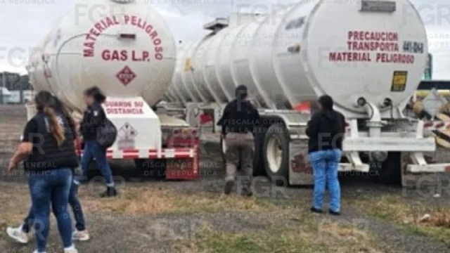 FGR asegura m&aacute;s de 50 mil litros de &lsquo;huachicol&rsquo; en Veracruz