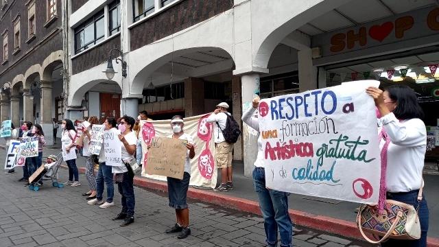 Se manifiestan padres de familia y estudiantes de la Escuela de Educación Artística