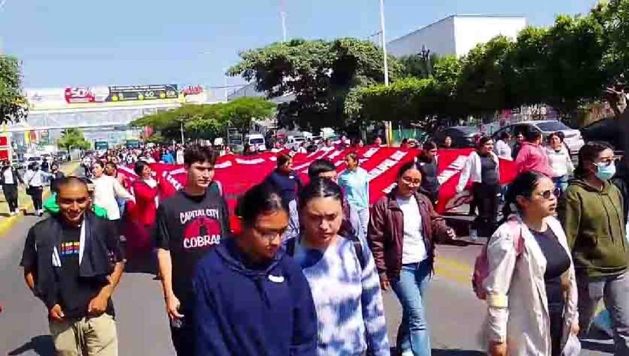 Marchan normalistas de Amilcingo en memoria de la lucha estudiantil