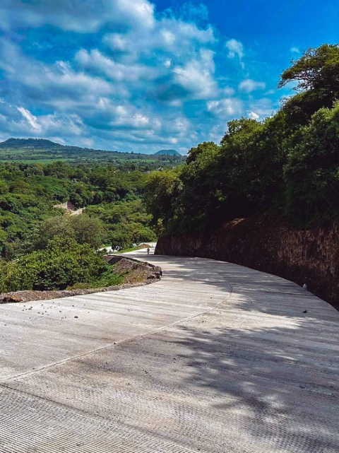 Supervisan avances del nuevo camino a Xochitlán