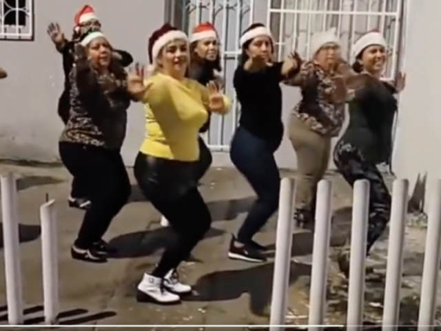 Señoras deslumbran en internet con baile navideño al estilo &#039;Mean Girls&#039;