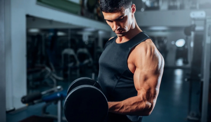 Entrenamiento de brazos: 5 errores comunes que están frenando tu progreso, según un experto
