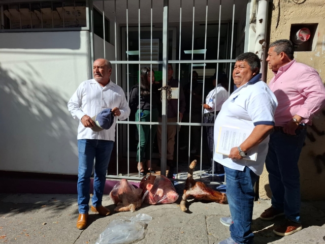 Protestan tablajeros de Cuernavaca en Coprisem; señalan que se pretende cierre del rastro capitalino