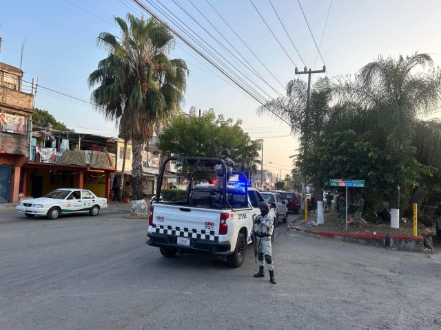 El cadáver fue dejado colgado de los pies. Diversas corporaciones de seguridad llegaron al sitio del hallazgo.