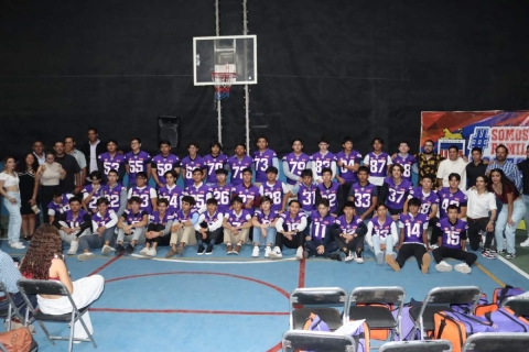 En la entrega de uniformes se vivió un ambiente familiar y de mucha alegría.  