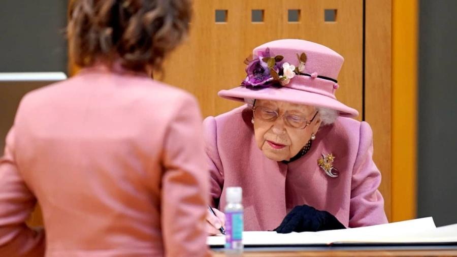 La Reina Isabel II retoma actividades tras pasar una noche en el hospital.