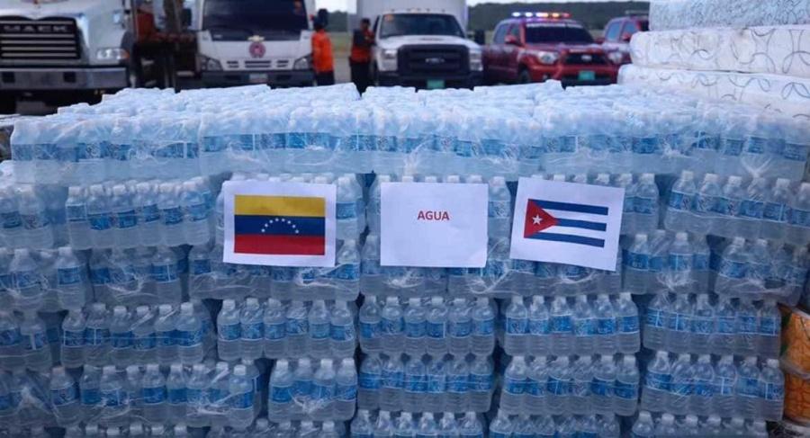 Nicolás Maduro envió gasolina y alimentos a Cuba.