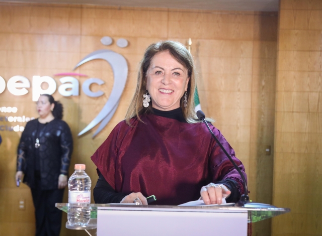 Arriba Margarita González Saravia a la sede del debate